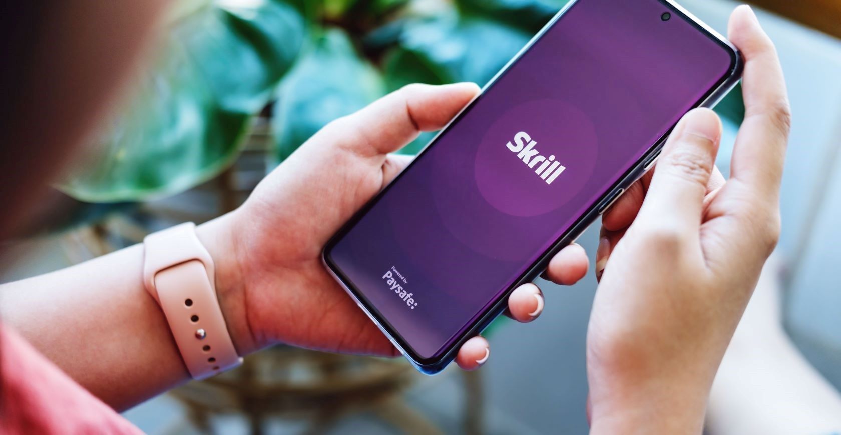 Skrill-Hand-mobil-1-1680x870